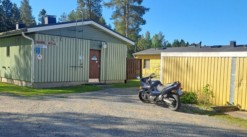 Moottoripyörä Ulpukan pihalla