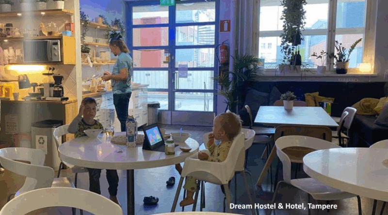 Dream Hostelin keittiötila, jossa lapsiperhe on syömässä