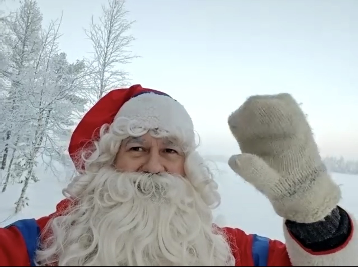 Joulupukki ja luminen maisema