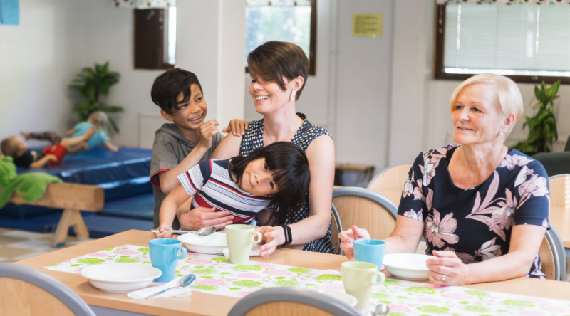 Lapsia ja aikuisia hostellissa