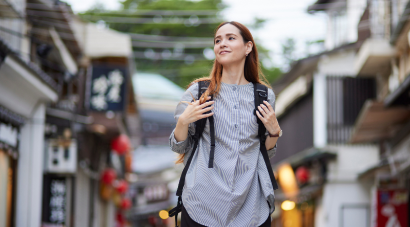 Nainen kävelee kadulla