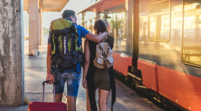 Pariskunta juna-asemalla