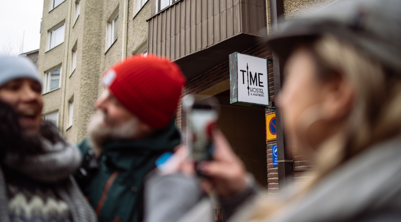 Ihimisiä hostellin edessä