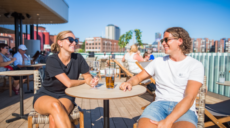 Kaksi naista istuu ravintolan terassilla