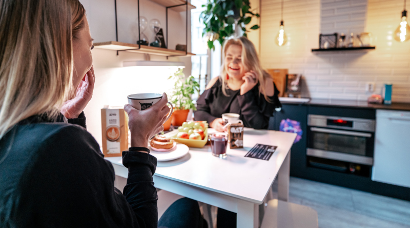 Ystävykset asiakaskeittiössä Time Hostel Cityssä