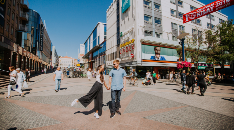 Kaksi henkilöä kaupungin kadulla