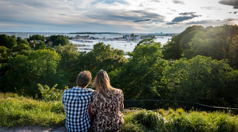 Pariskunta katselee merelle