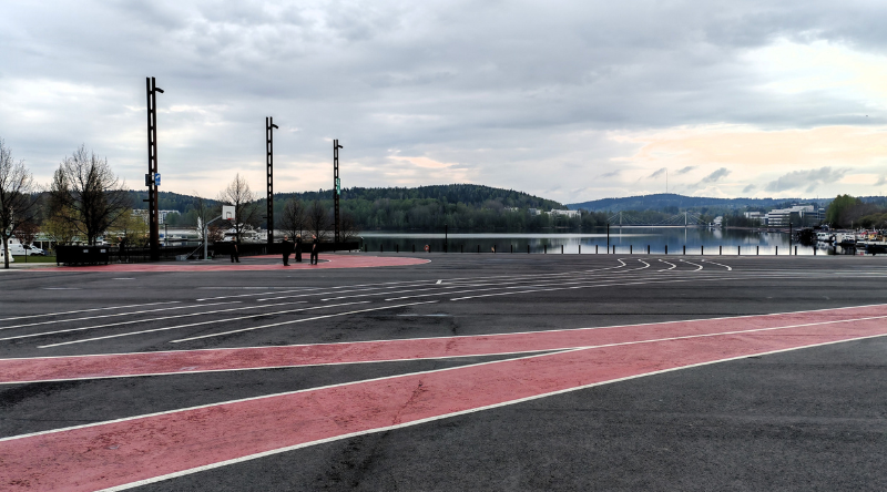 Lutakon aukio ja sähköpotkulauta