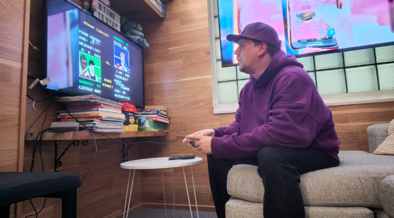 Pelaamassa Mini-NES-konsolia loungen sohvalla