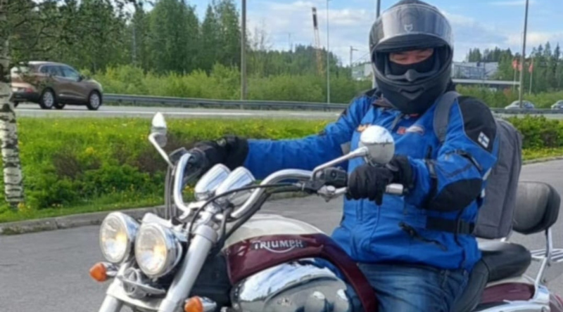 Hostellireissaaja ja moottoripyörä valmiina lähtöön