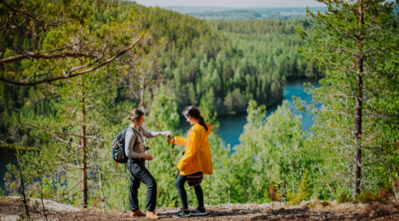kaksi naista Etelä-Konneveden kansallispuistossa