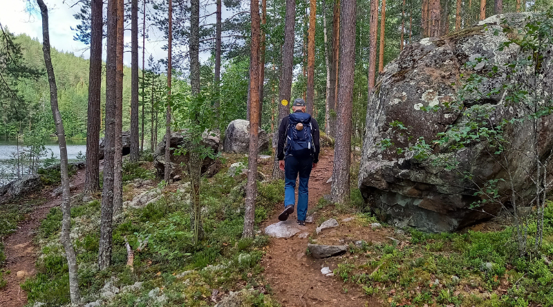 retkeilijä merkityllä polulla