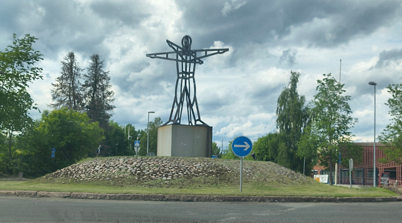 Liikenneympyrä ja patsas