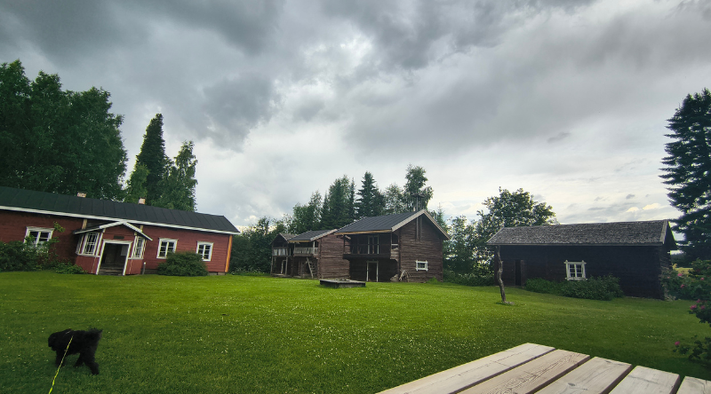 Kahvilan pihapiirin rakennuksia