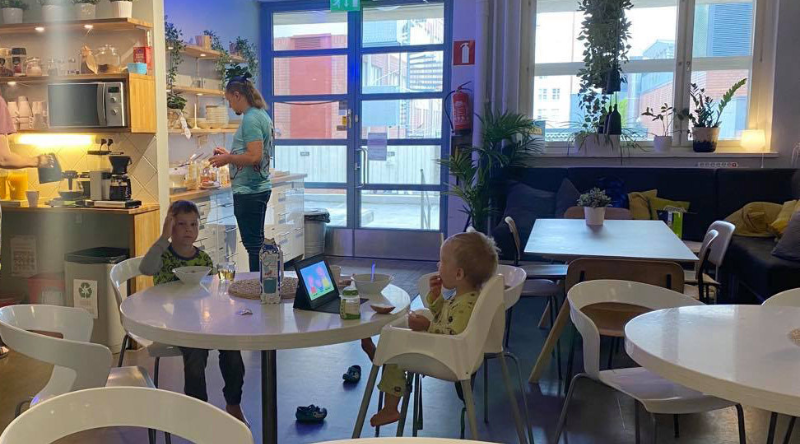 Perhe ruokailemassa Dream Hostel & hotelin asiakaskeittiössä